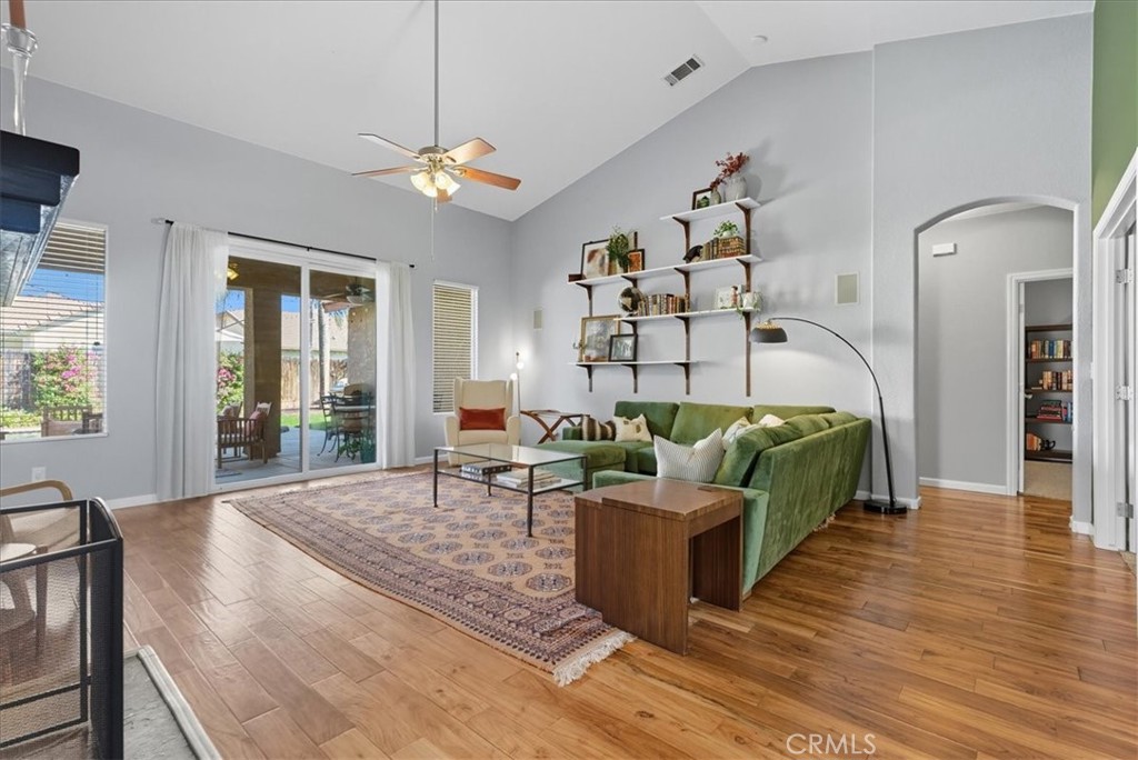 2104 Franklin Way, Hanford, CA 93230