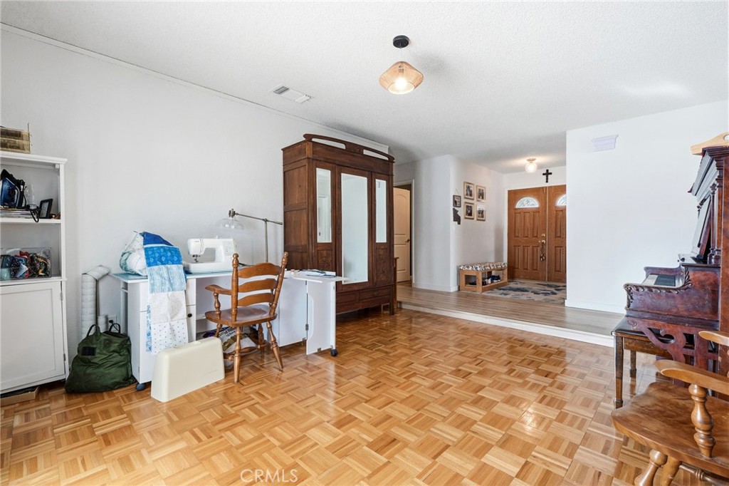 905 Redwood, Lemoore, CA 93245