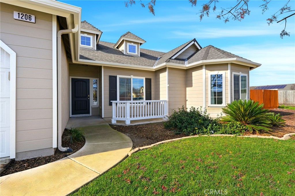 1206 N Kaplan Pl, Hanford, CA 93230