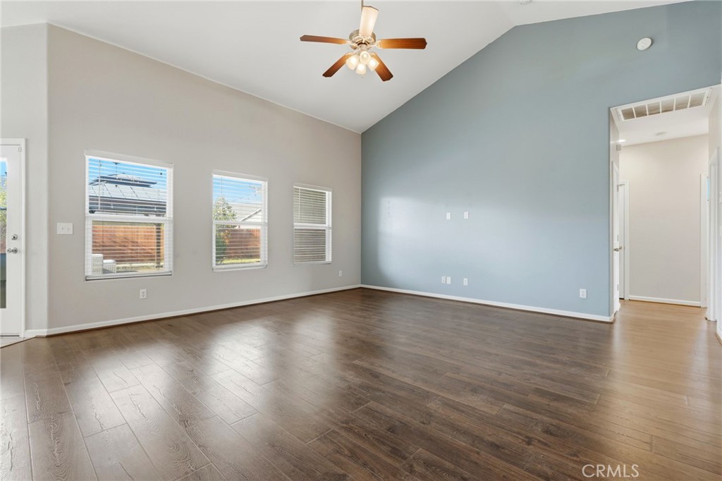 1206 N Kaplan Pl, Hanford, CA 93230