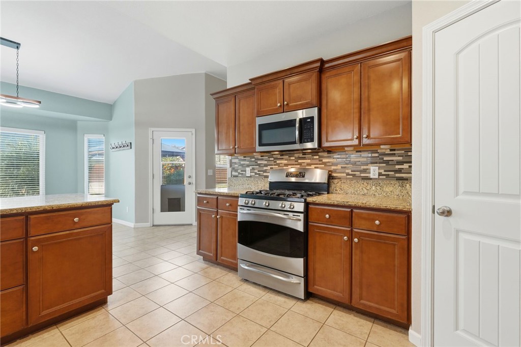 1206 N Kaplan Pl, Hanford, CA 93230