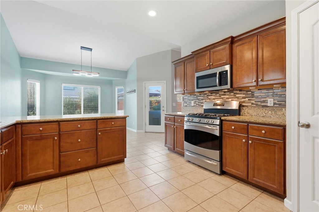 1206 N Kaplan Pl, Hanford, CA 93230