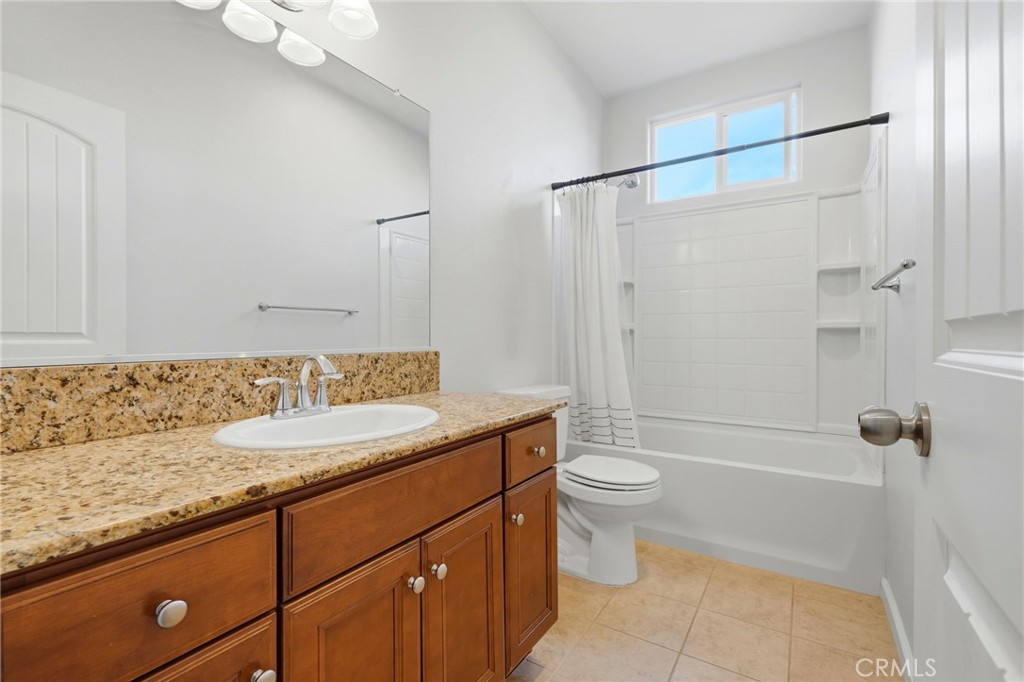 1206 N Kaplan Pl, Hanford, CA 93230