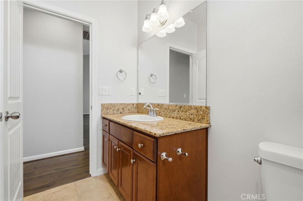 1206 N Kaplan Pl, Hanford, CA 93230