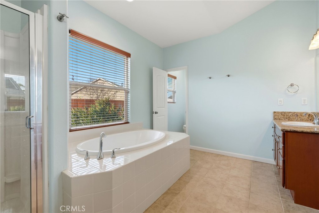 1206 N Kaplan Pl, Hanford, CA 93230