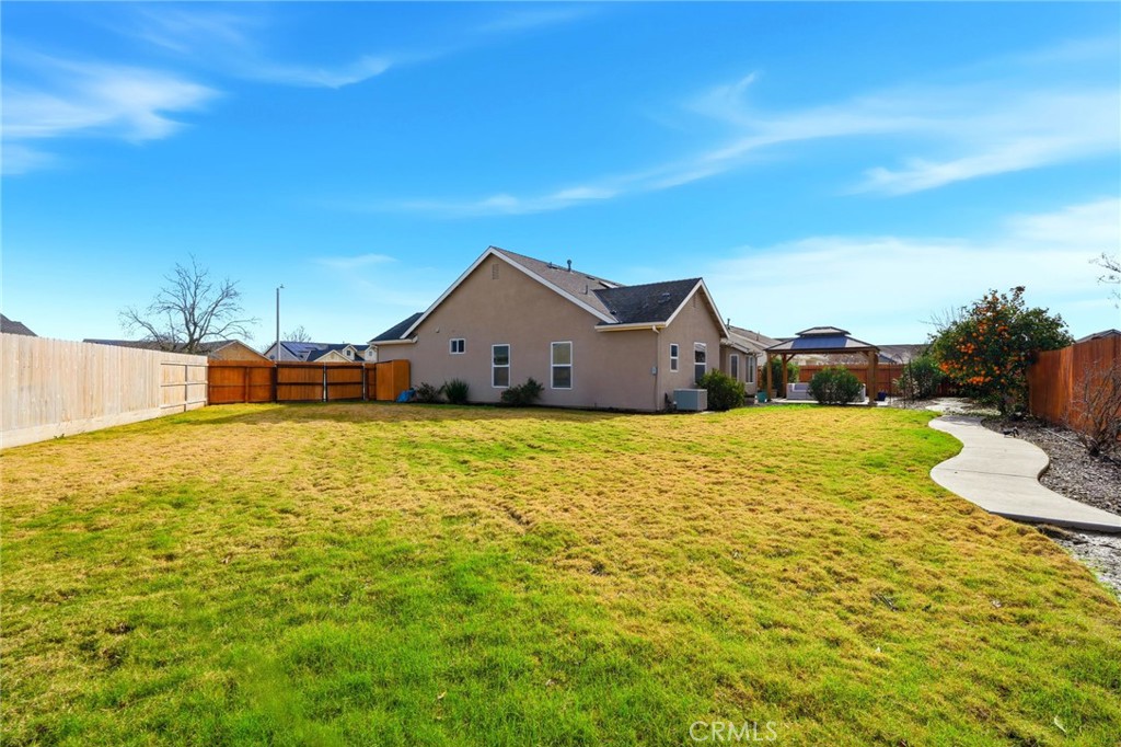 1206 N Kaplan Pl, Hanford, CA 93230