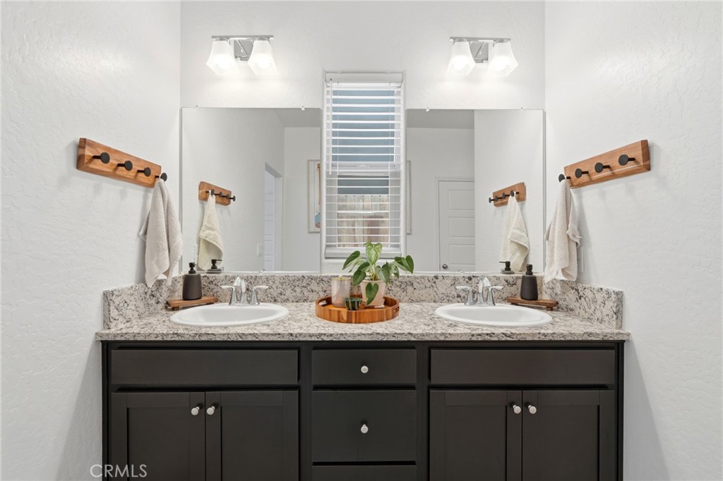 2587 W Heather, Hanford, CA 93230