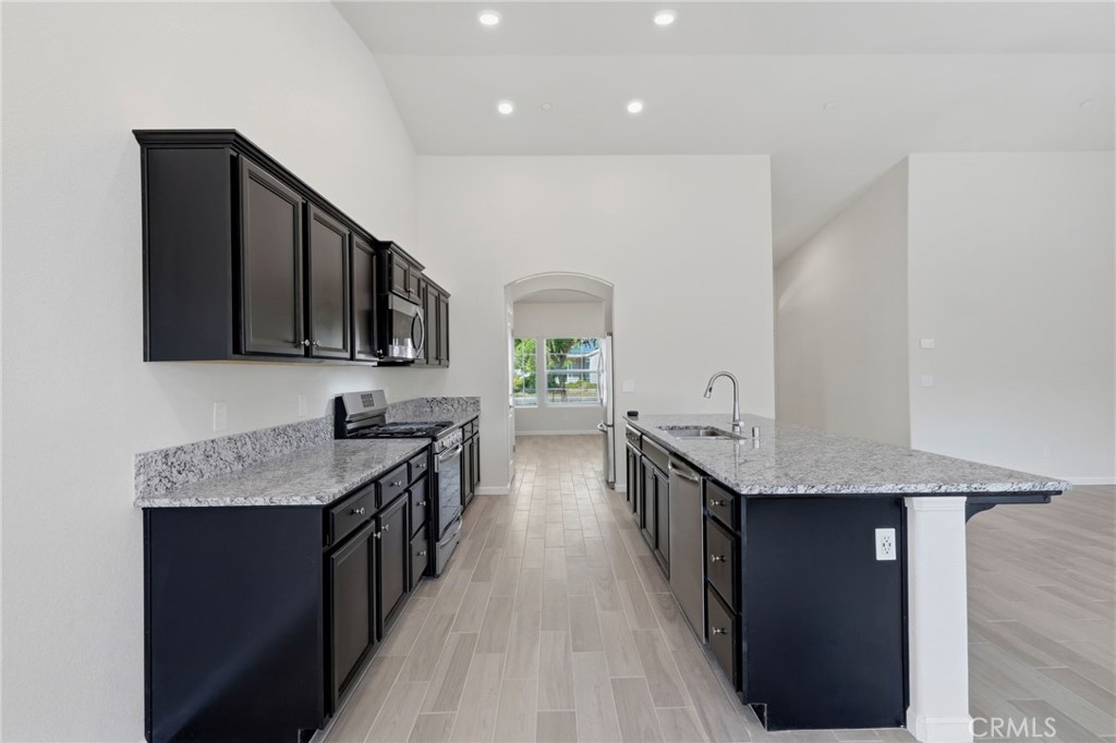2025 Madeline Dr, Hanford, CA 93230