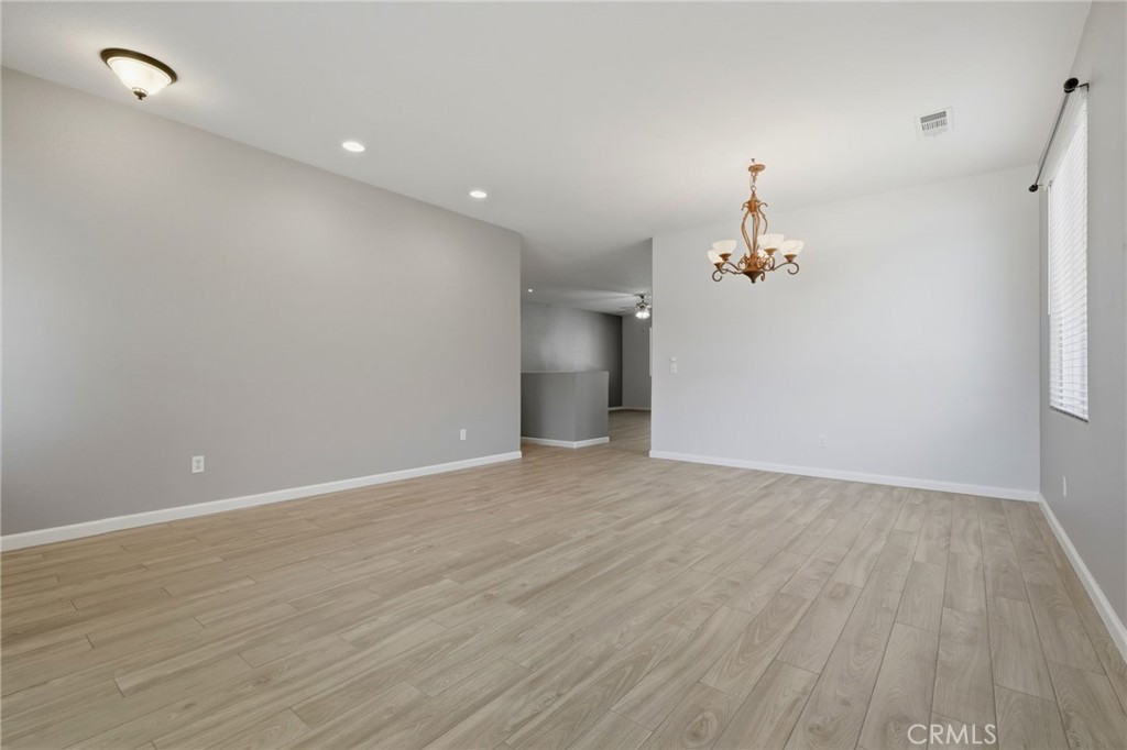 2429 N Oak Grove Ct, Visalia, CA 93291