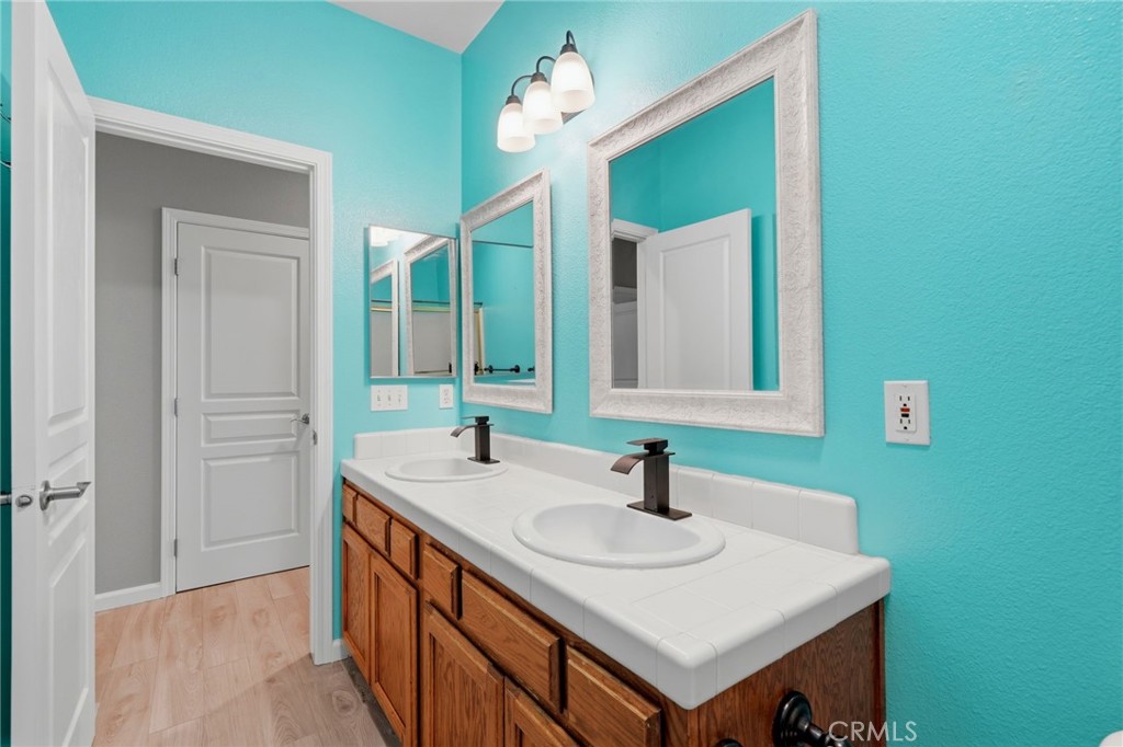 2429 N Oak Grove Ct, Visalia, CA 93291