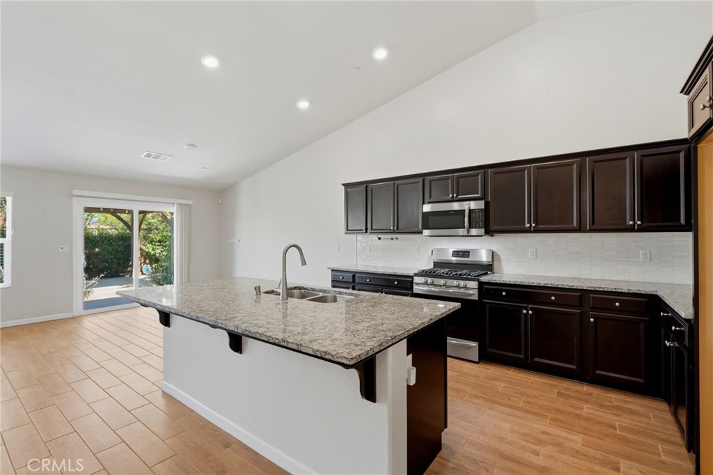 2081 Madeline Dr, Hanford, CA 93230