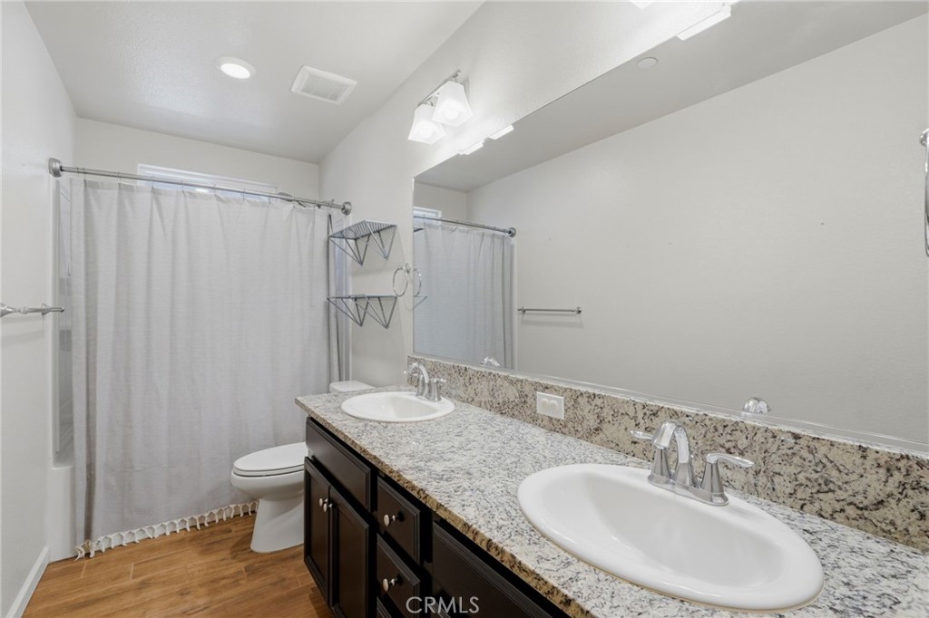 2081 Madeline Dr, Hanford, CA 93230