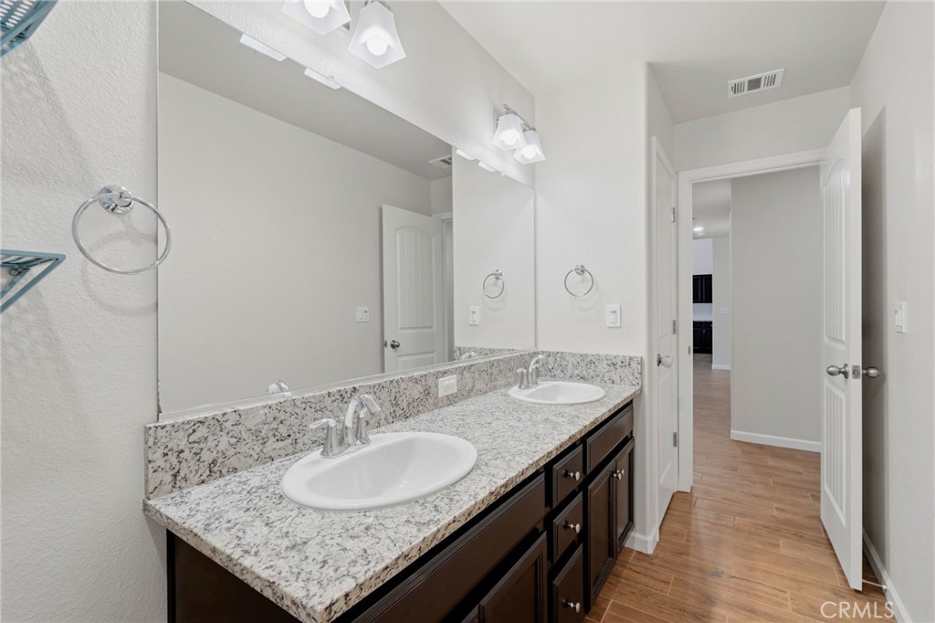 2081 Madeline Dr, Hanford, CA 93230