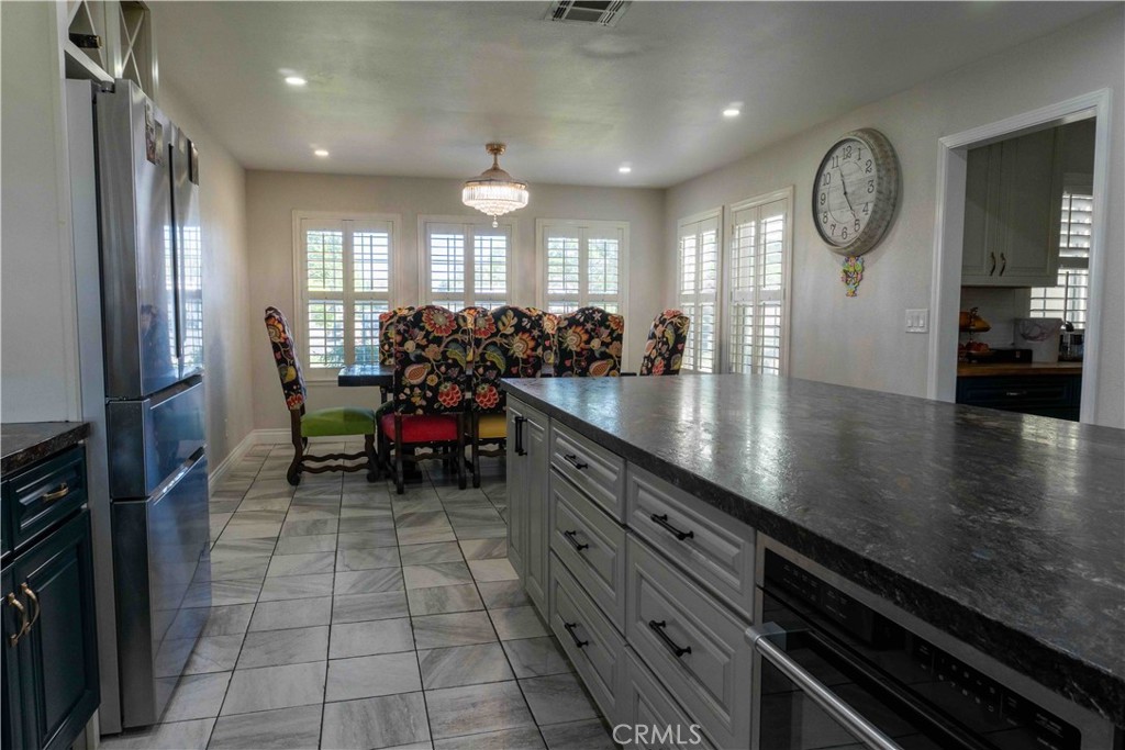 1042 Robinson Ct, Hanford, CA 93230