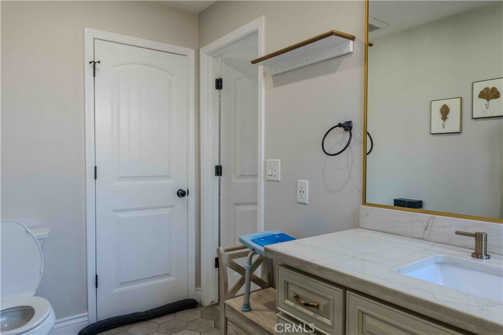 1042 Robinson Ct, Hanford, CA 93230