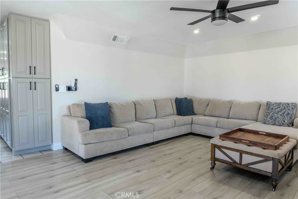 1042 Robinson Ct, Hanford, CA 93230