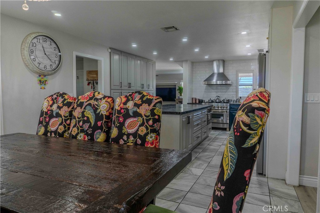 1042 Robinson Ct, Hanford, CA 93230