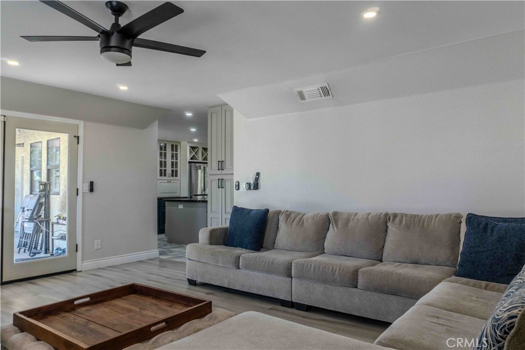 1042 Robinson Ct, Hanford, CA 93230