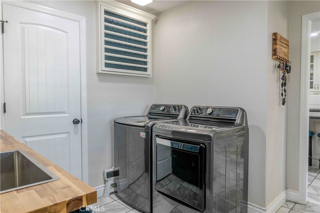 1042 Robinson Ct, Hanford, CA 93230