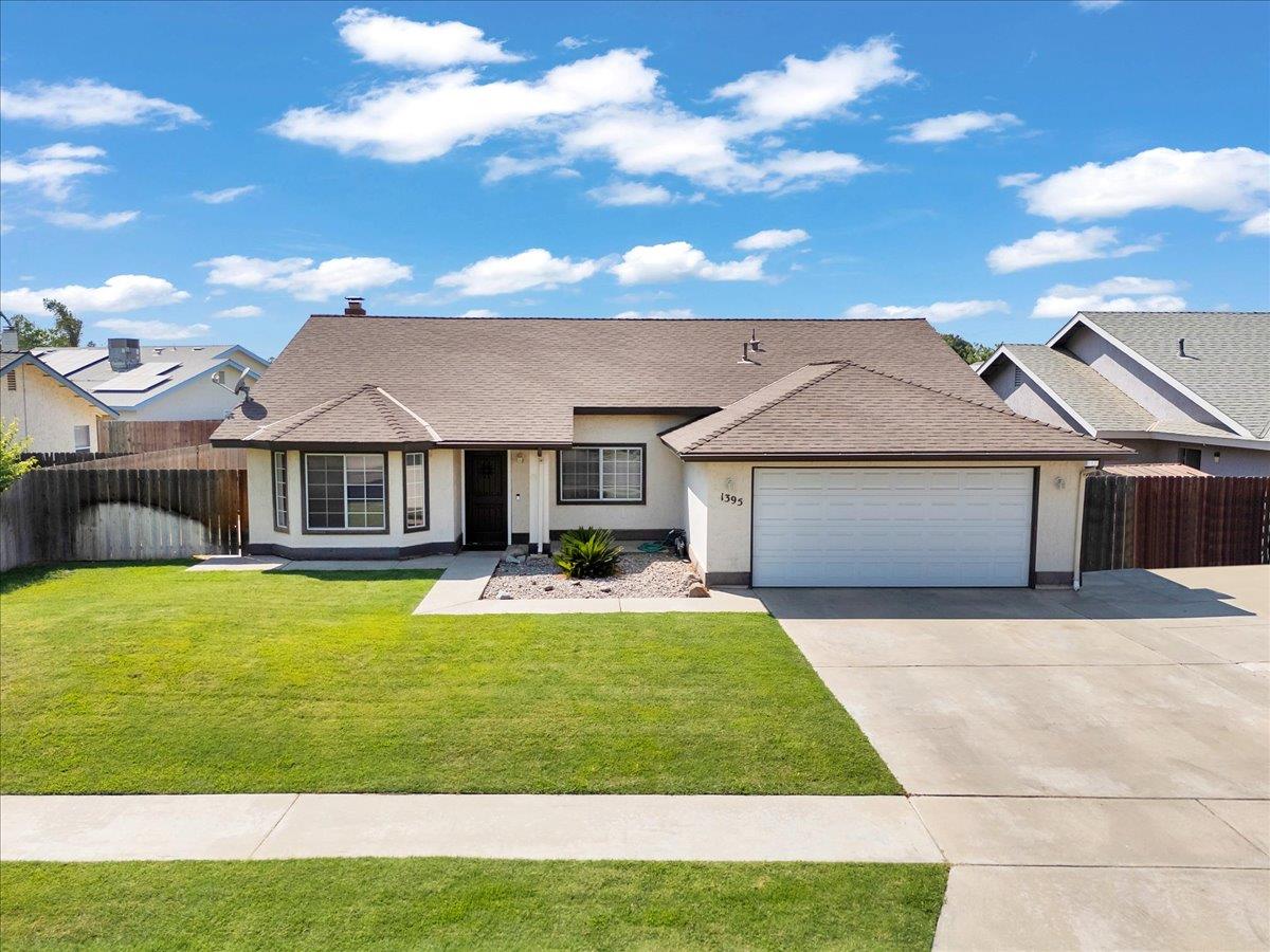 1395 Pine Dr, Lemoore, CA 93245