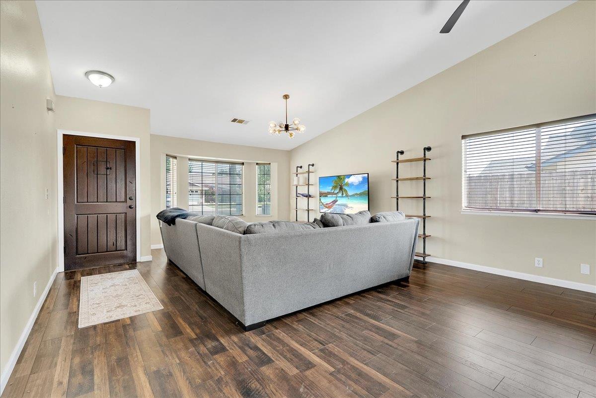 1395 Pine Dr, Lemoore, CA 93245