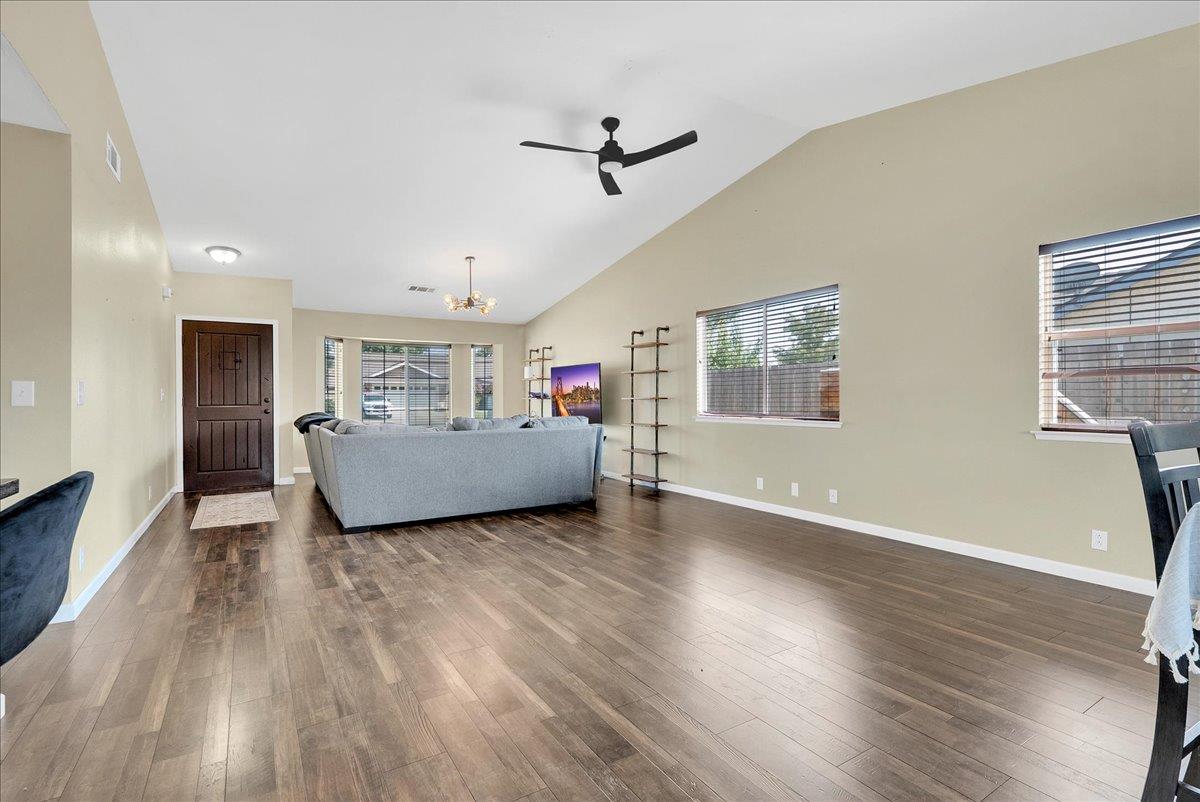 1395 Pine Dr, Lemoore, CA 93245