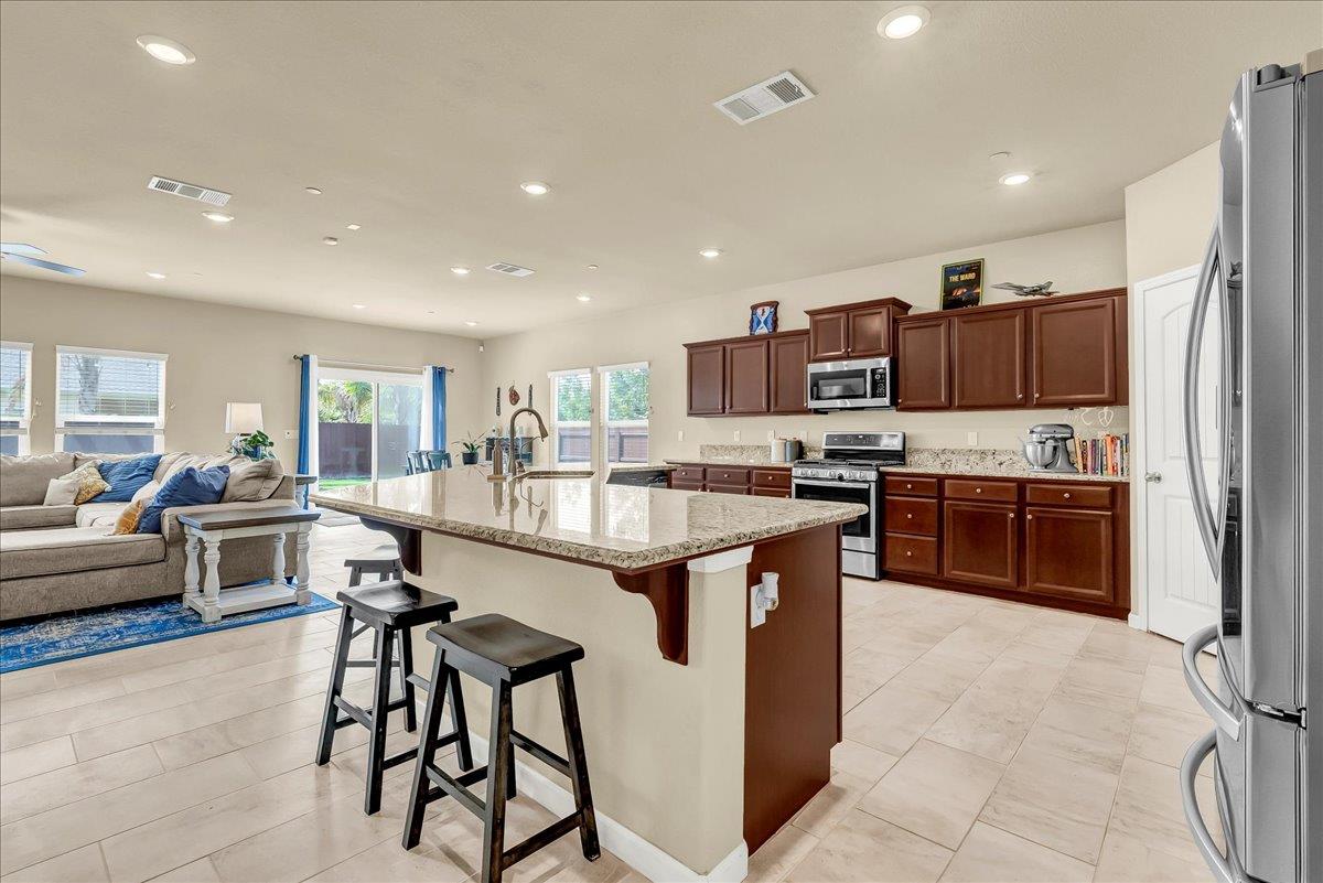 2283 W Andrew Ln, Hanford, CA 93230