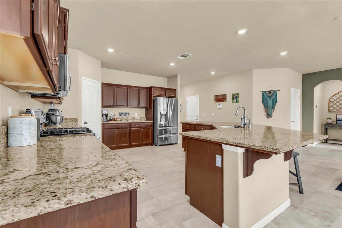 2283 W Andrew Ln, Hanford, CA 93230