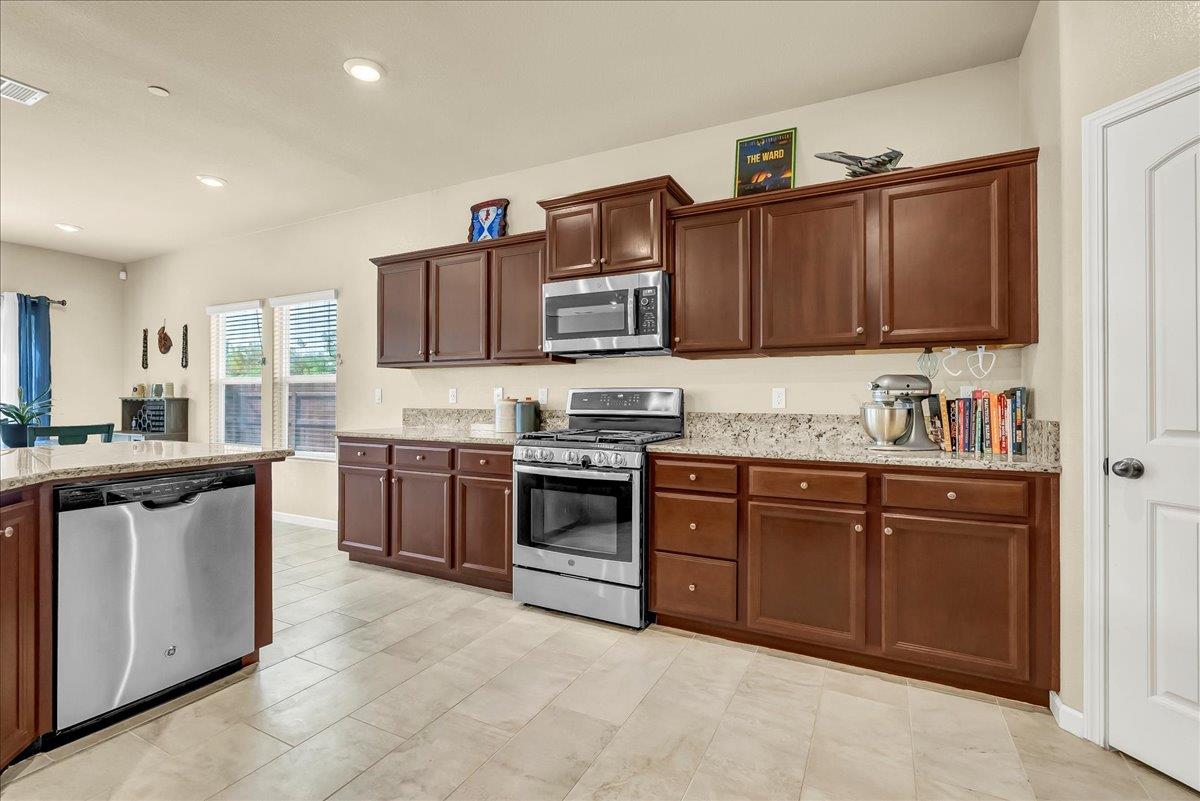 2283 W Andrew Ln, Hanford, CA 93230