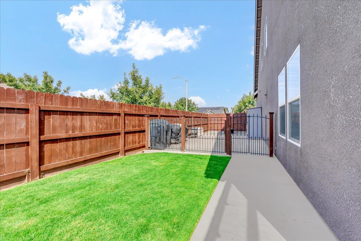 2283 W Andrew Ln, Hanford, CA 93230