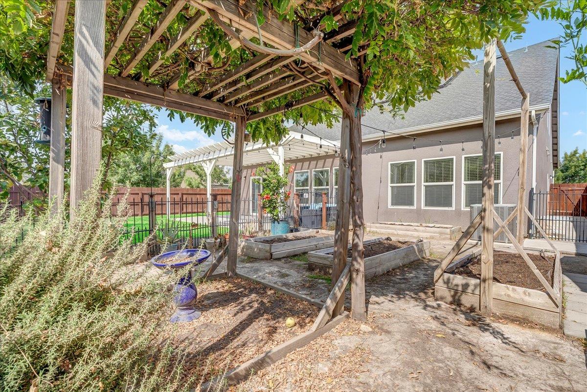2283 W Andrew Ln, Hanford, CA 93230