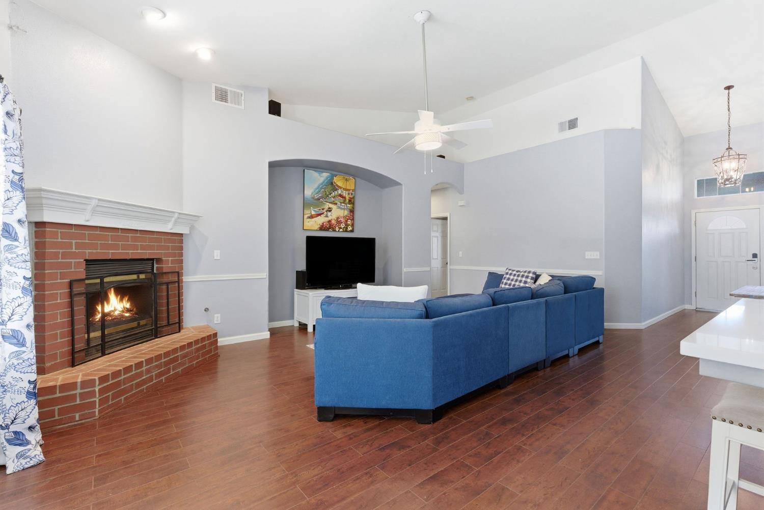 1109 W Cinnamon Ave, Hanford, CA 93230