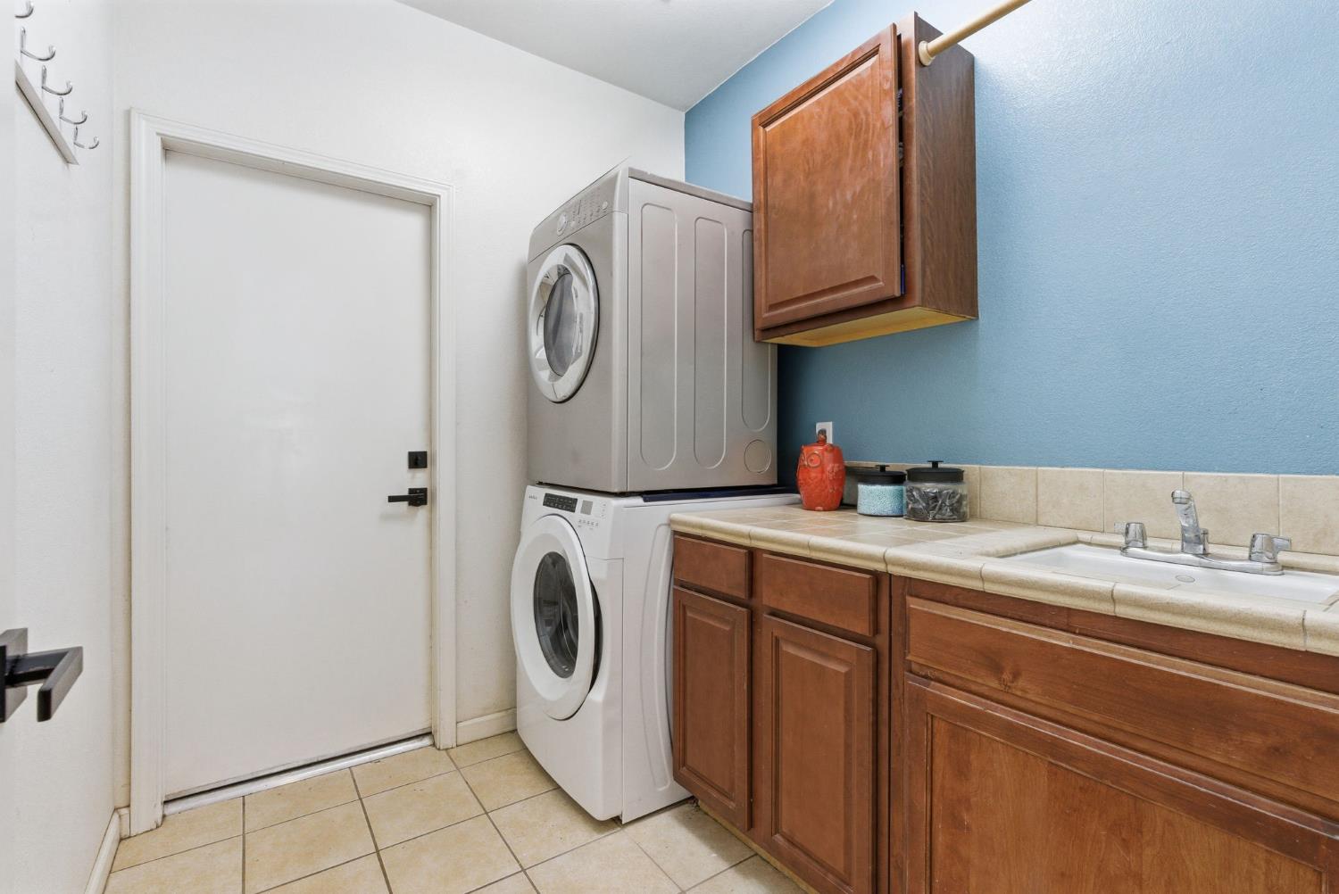 1109 W Cinnamon Ave, Hanford, CA 93230