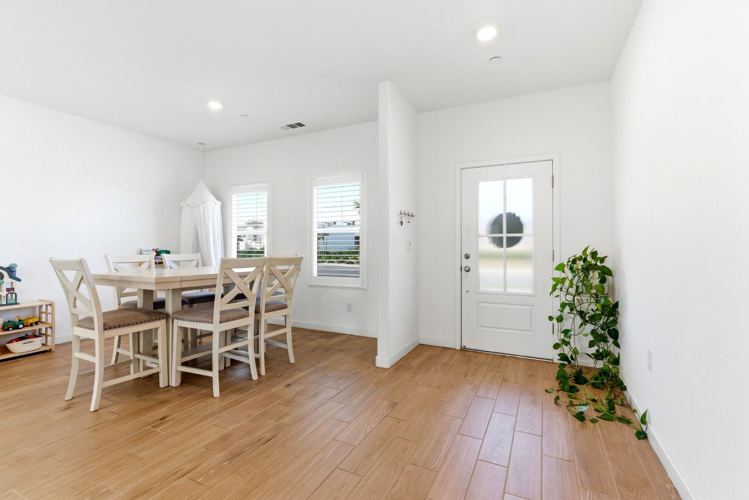 2459 W Hampton Dr, Hanford, CA 93230