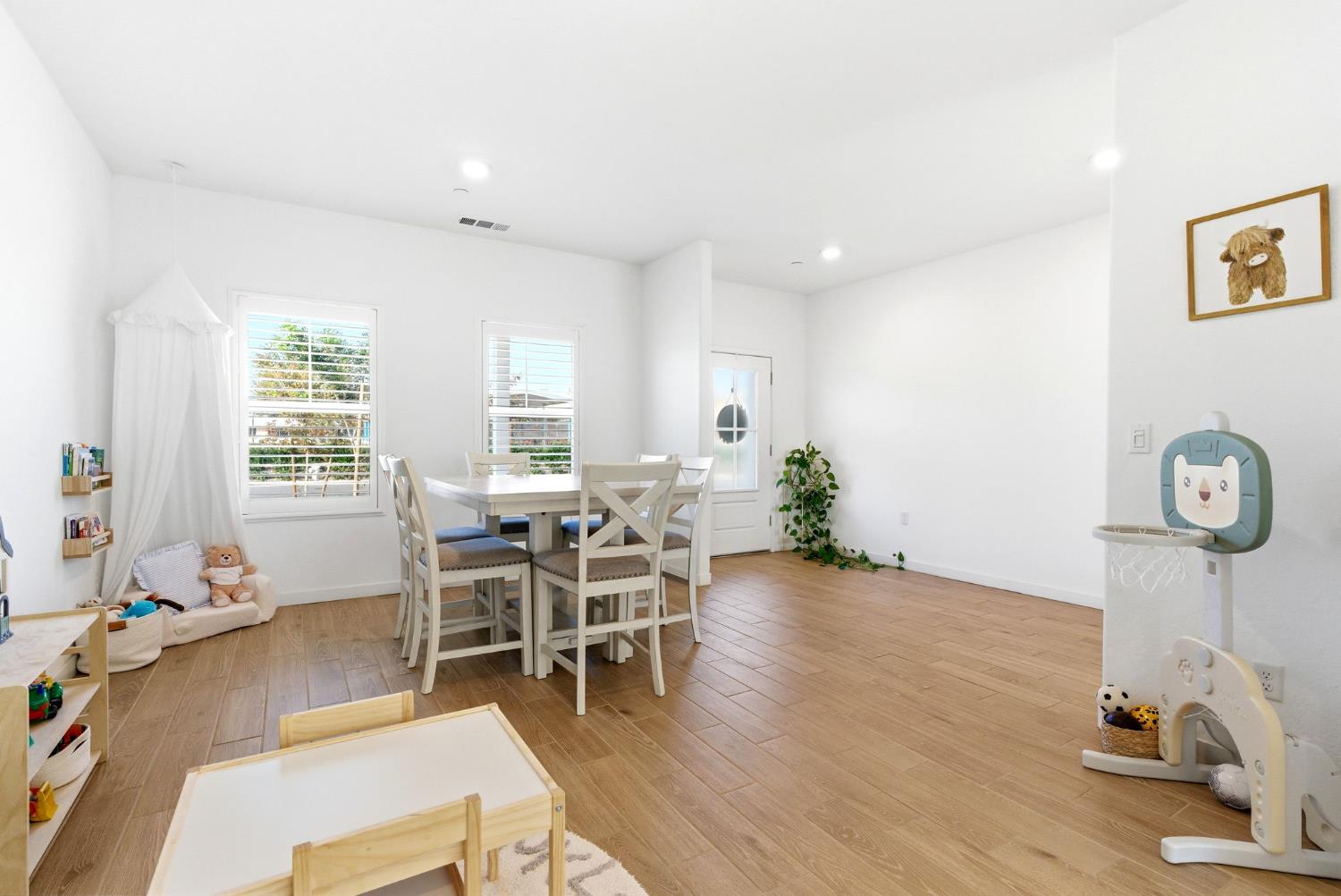 2459 W Hampton Dr, Hanford, CA 93230