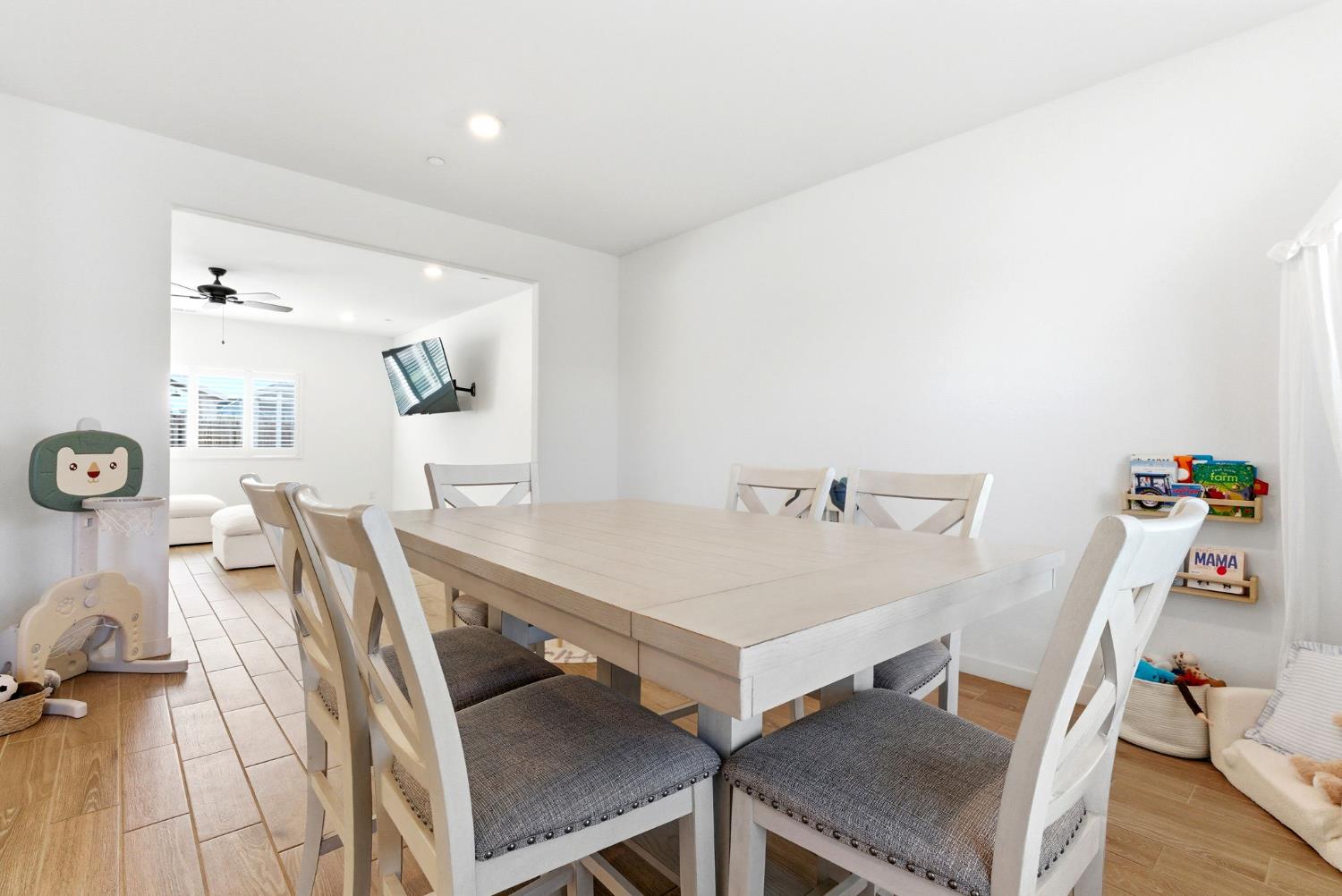 2459 W Hampton Dr, Hanford, CA 93230