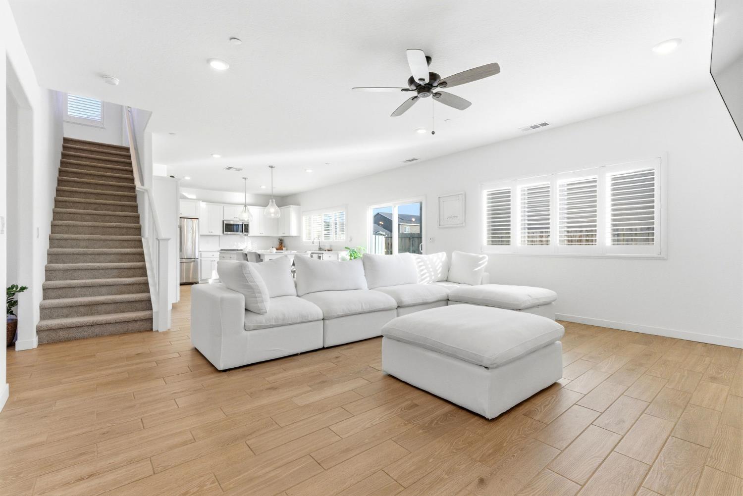 2459 W Hampton Dr, Hanford, CA 93230