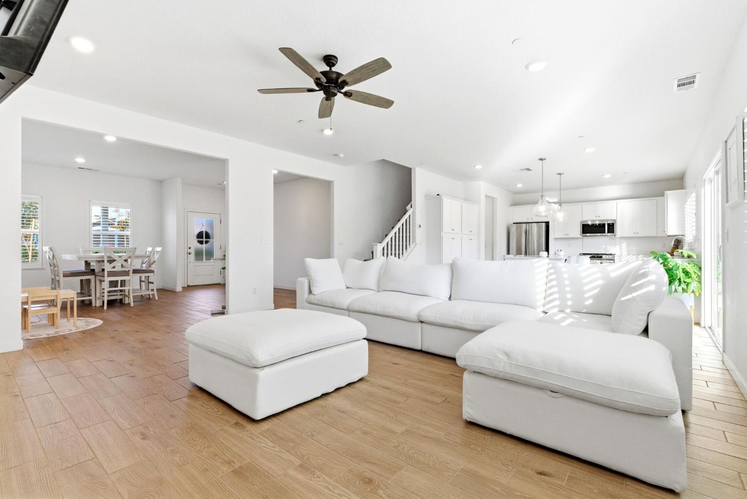 2459 W Hampton Dr, Hanford, CA 93230