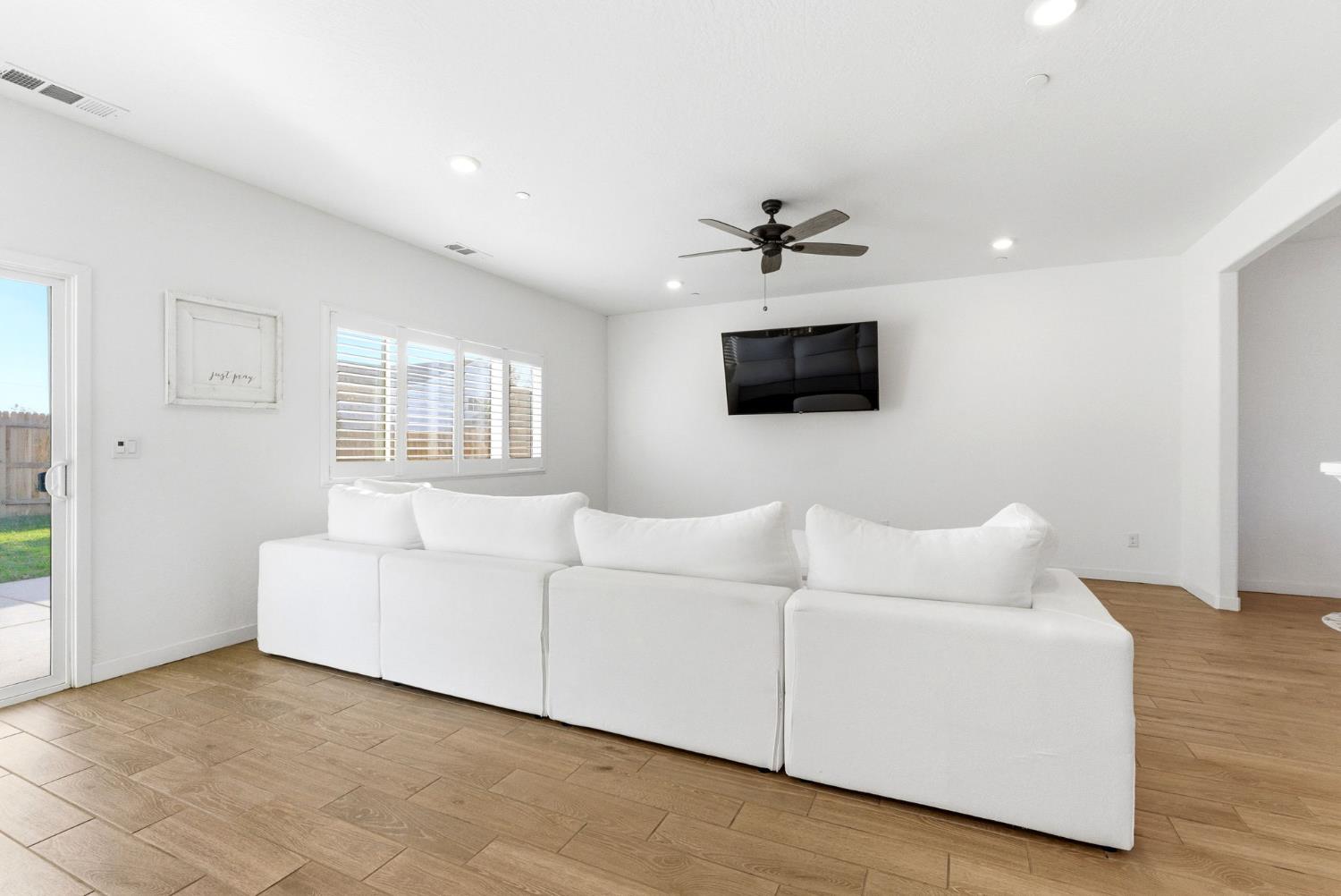 2459 W Hampton Dr, Hanford, CA 93230