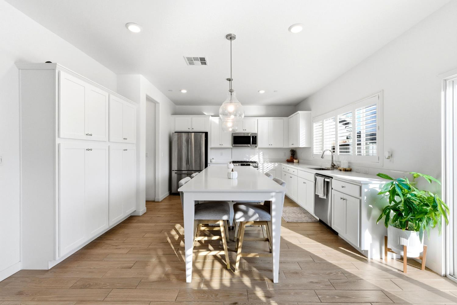 2459 W Hampton Dr, Hanford, CA 93230