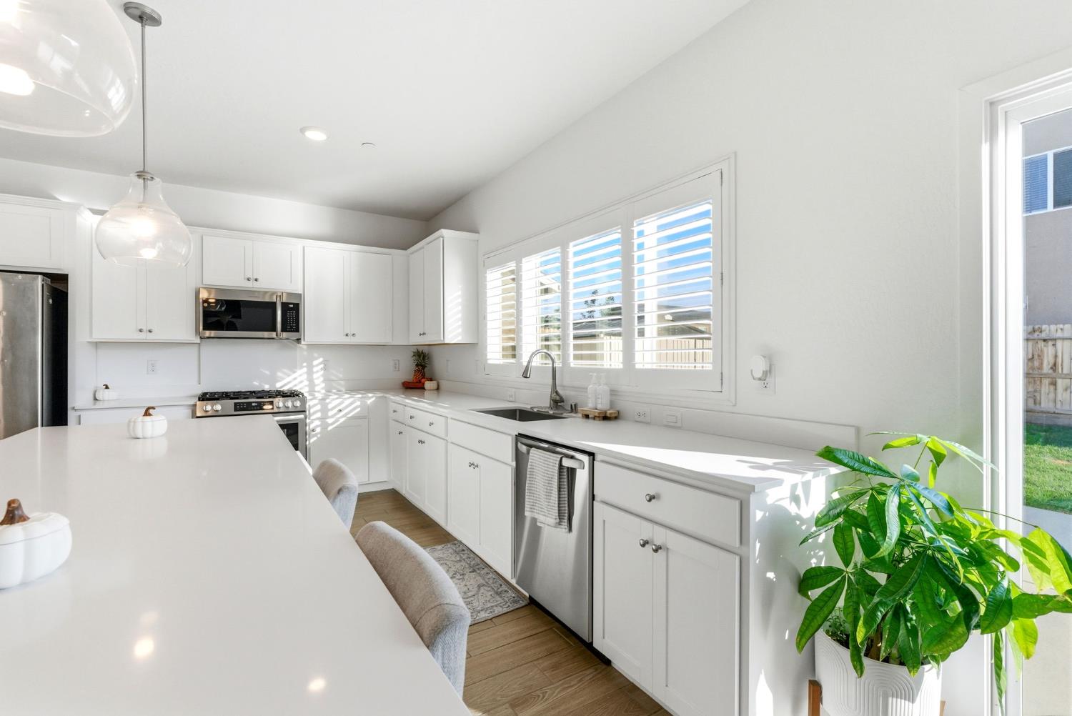 2459 W Hampton Dr, Hanford, CA 93230