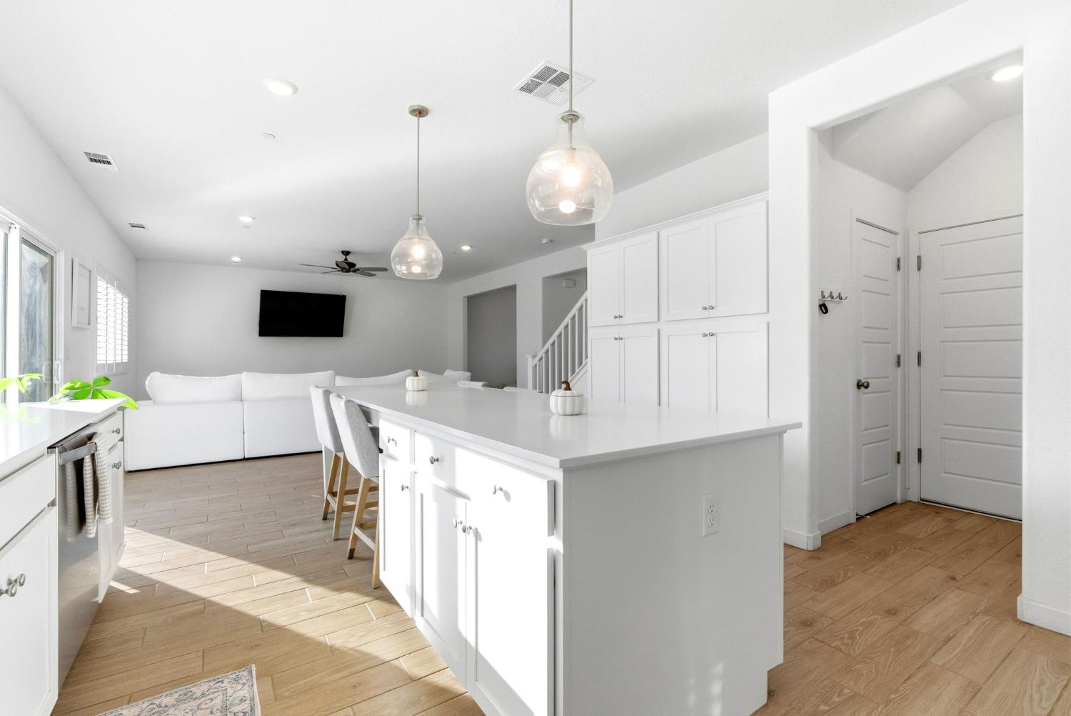 2459 W Hampton Dr, Hanford, CA 93230