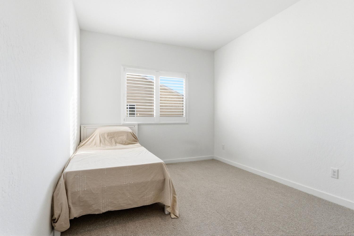 2459 W Hampton Dr, Hanford, CA 93230