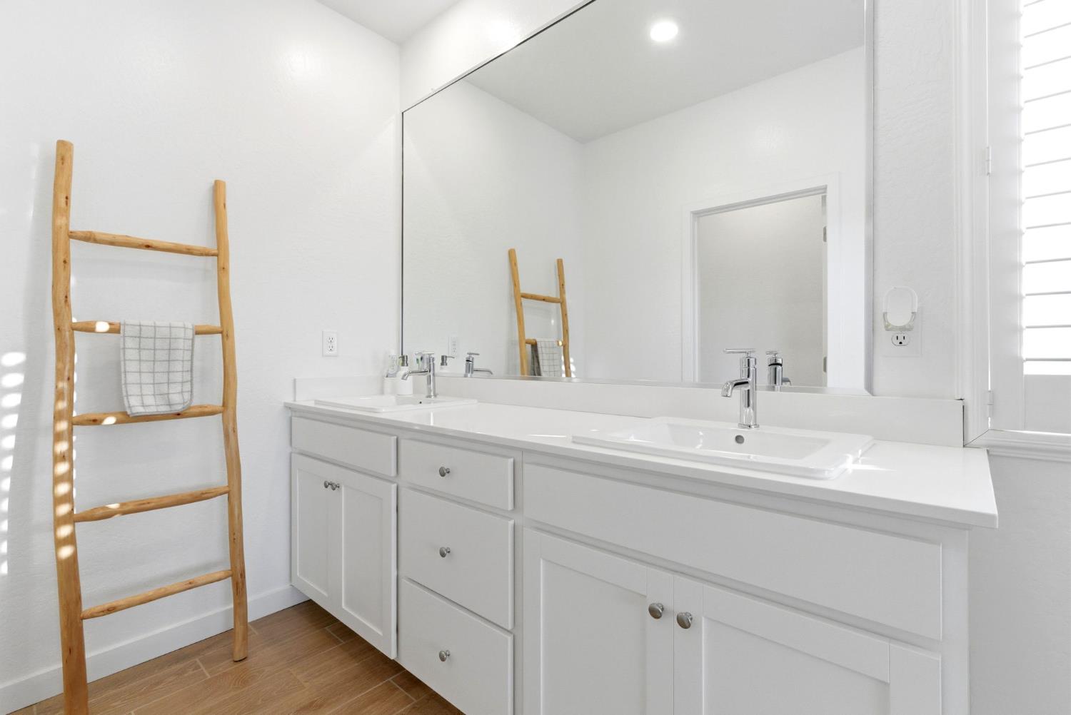 2459 W Hampton Dr, Hanford, CA 93230