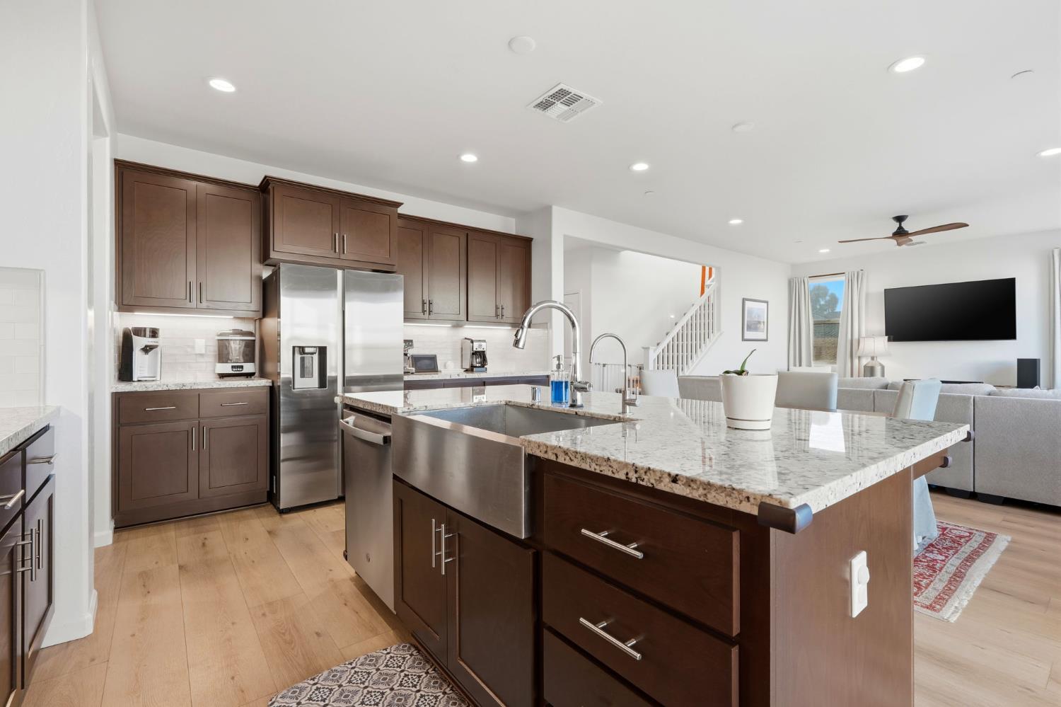 2566 Muscat Ct, Hanford, CA 93230