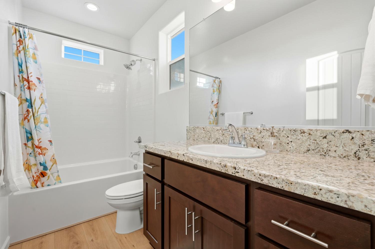 2566 Muscat Ct, Hanford, CA 93230