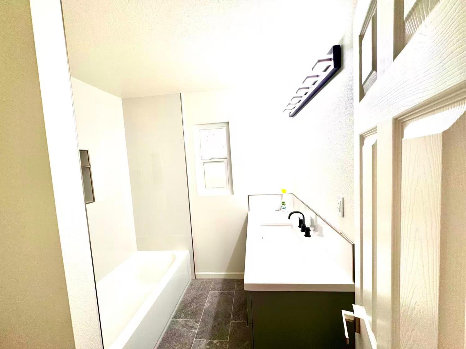 2002 N Woodridge Way, Hanford, CA 93230