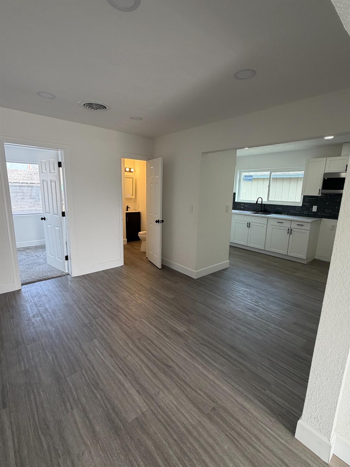 122 E 11Th St, Hanford, CA 93230