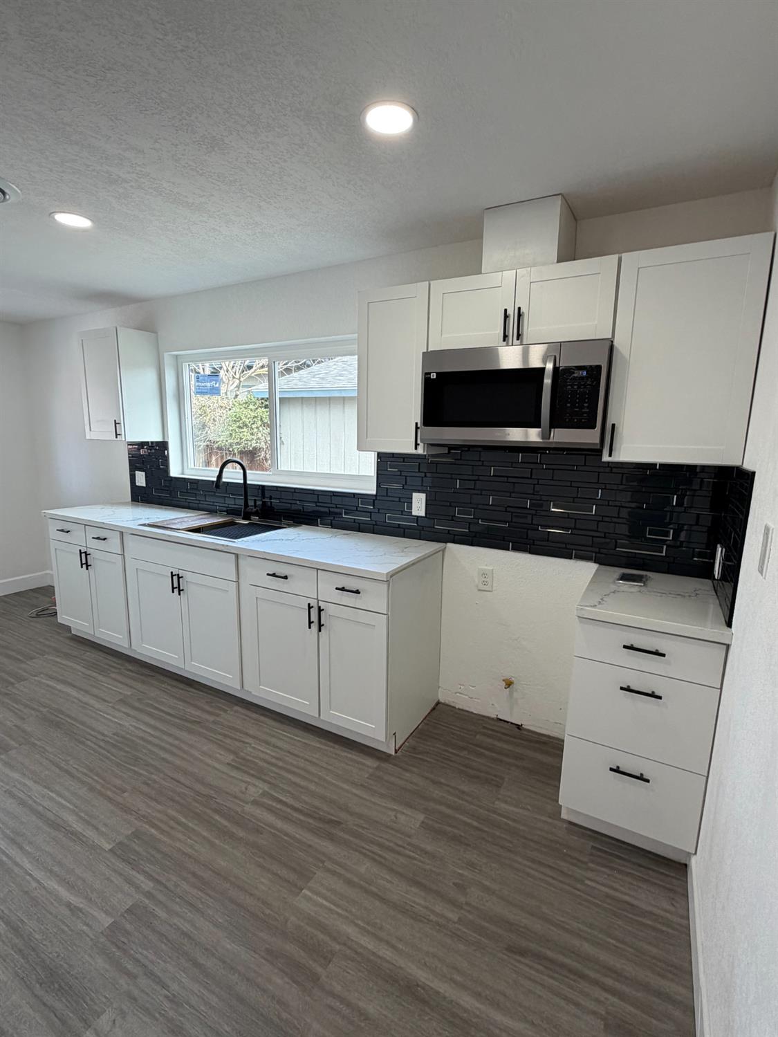 122 E 11Th St, Hanford, CA 93230