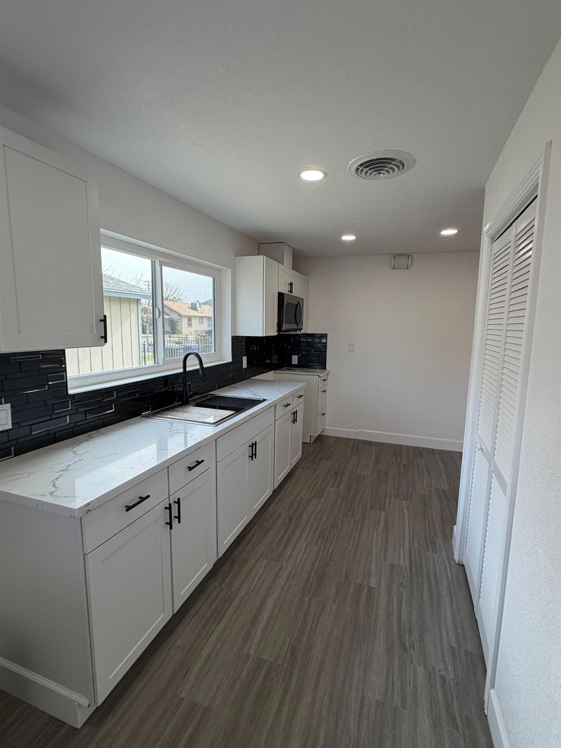 122 E 11Th St, Hanford, CA 93230